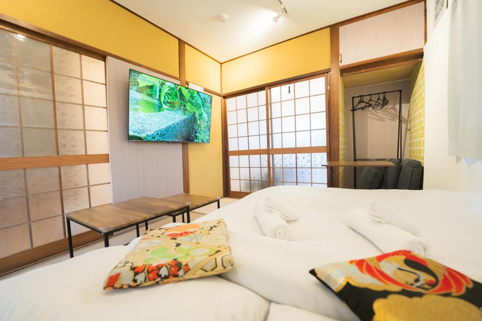 Bed, TV and multimedia, Living room, Photo of the whole room, Bedroom, towels