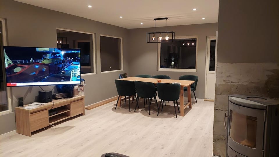 Communal lounge/ TV room, TV and multimedia, Dining area