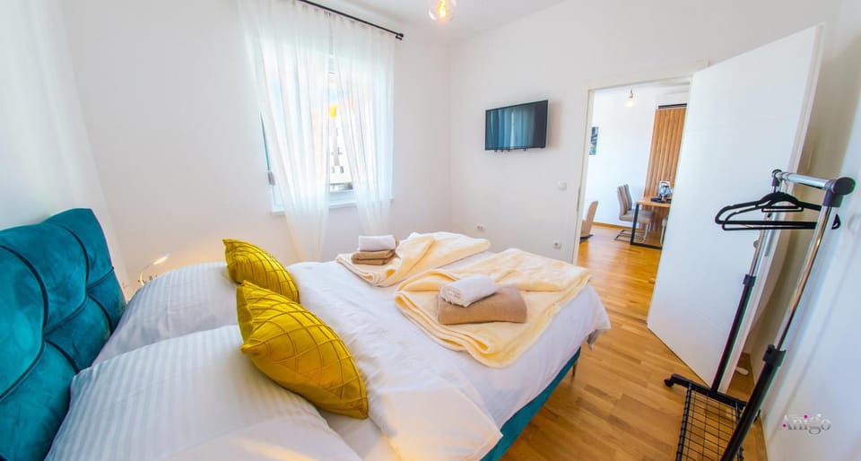 Bed, TV and multimedia, Photo of the whole room, Bedroom, towels