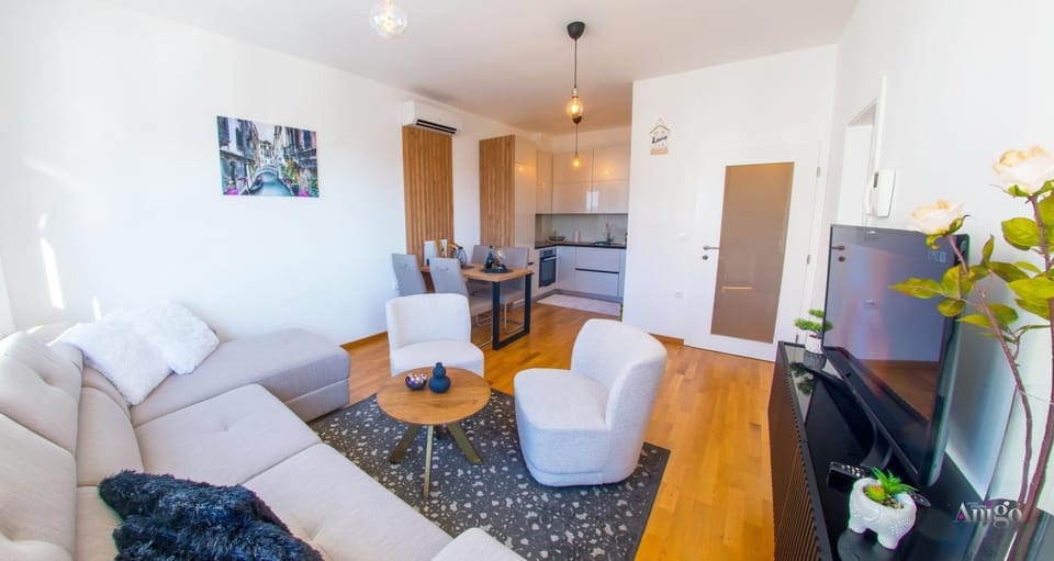 TV and multimedia, Kitchen or kitchenette, Living room, Seating area, Dining area