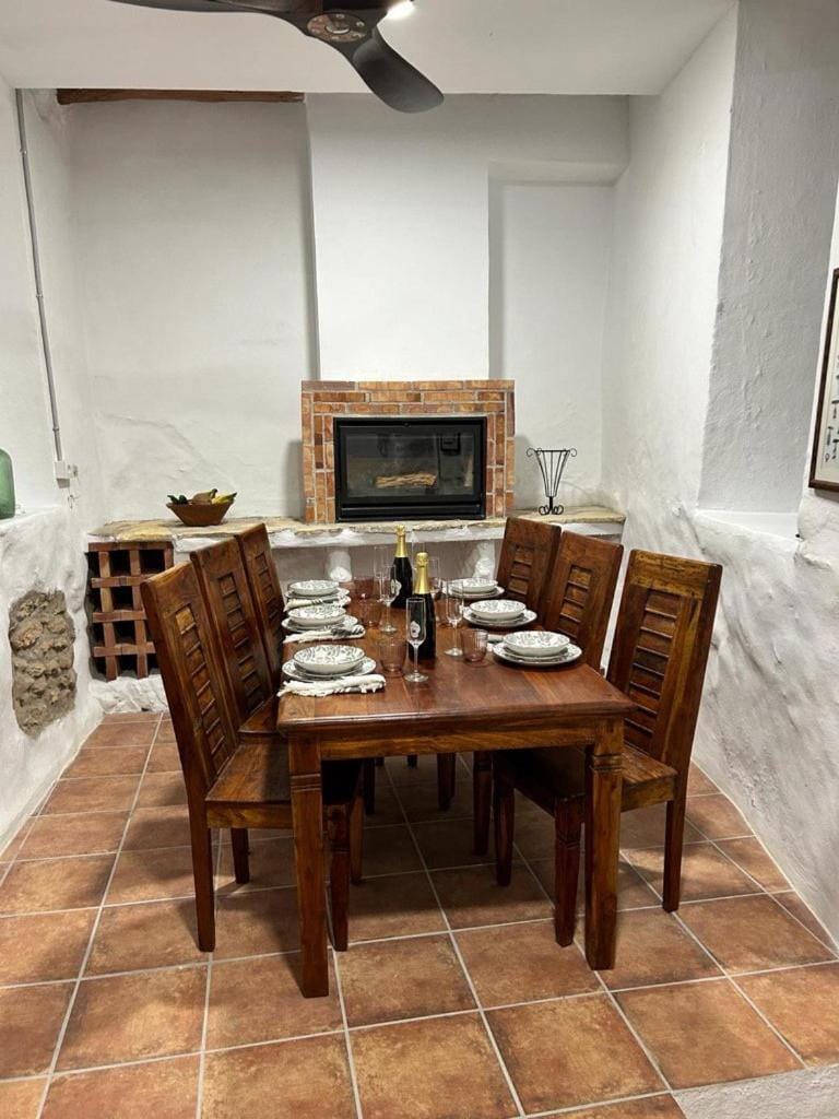 Rustic house with swimming pool House in Baix Penedès