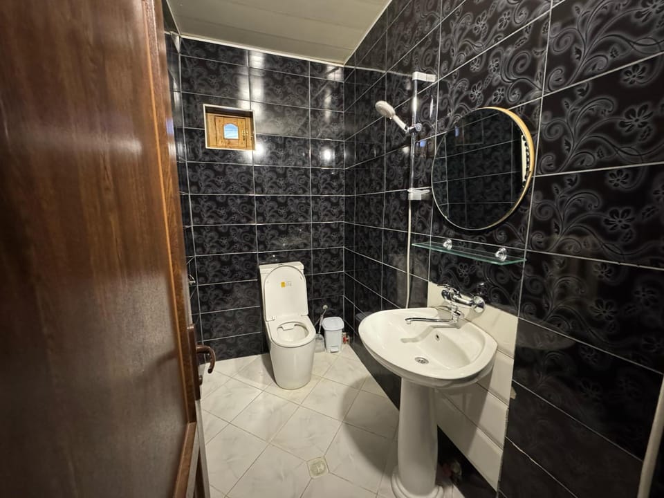 Shower, Toilet