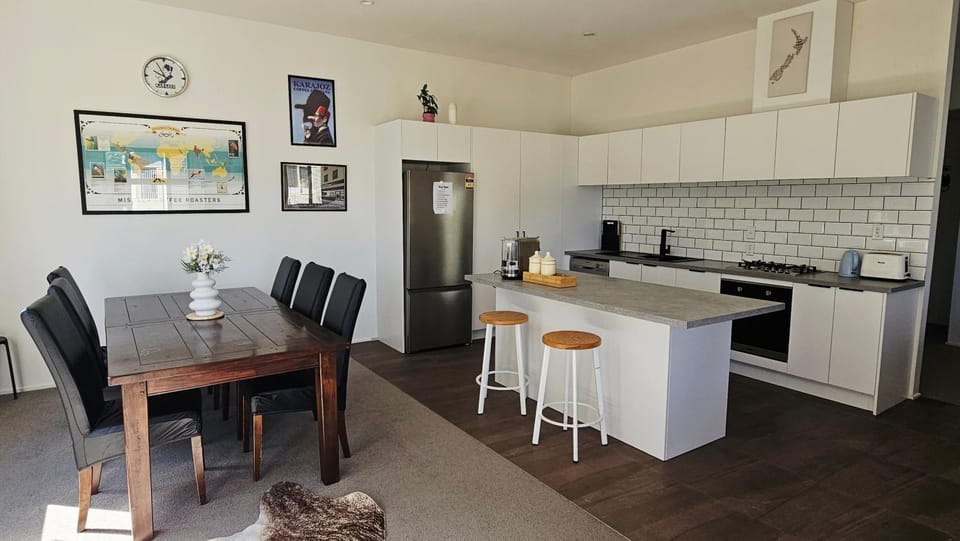 Kitchen or kitchenette, Seating area, Dining area, stove