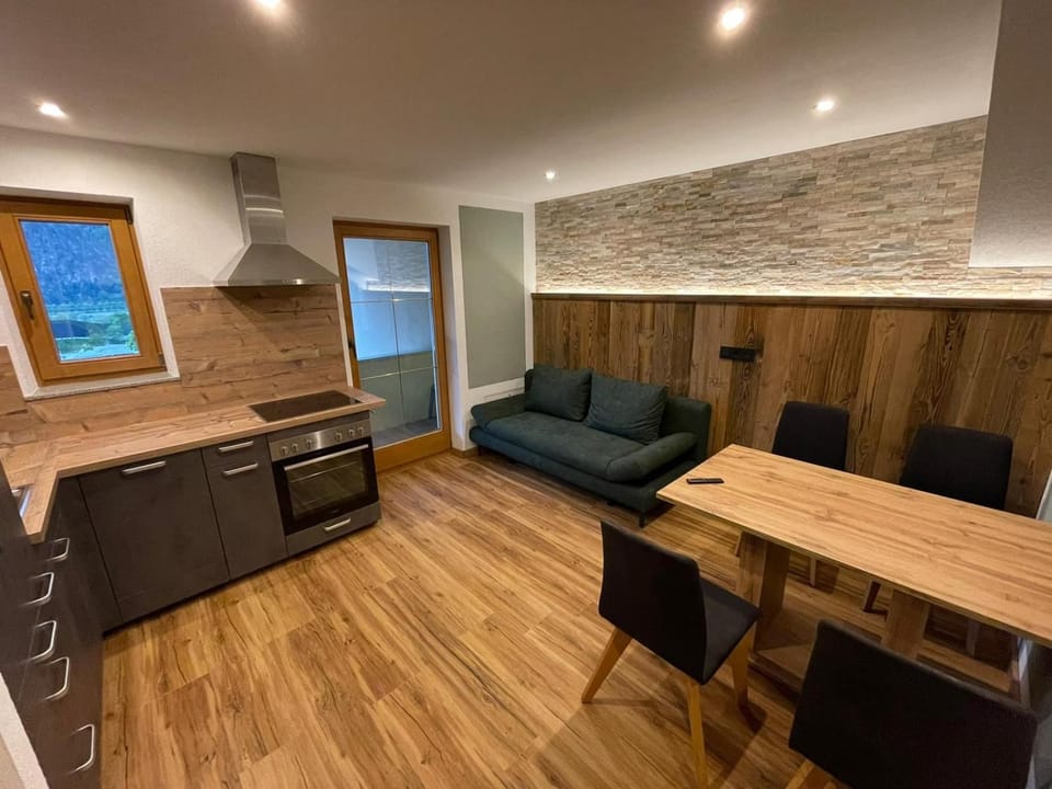 Kitchen or kitchenette, Living room, Seating area, Dining area