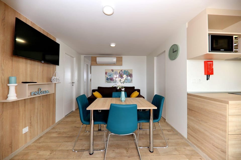 TV and multimedia, Kitchen or kitchenette, Living room, Seating area, Dining area, pet friendly, stove