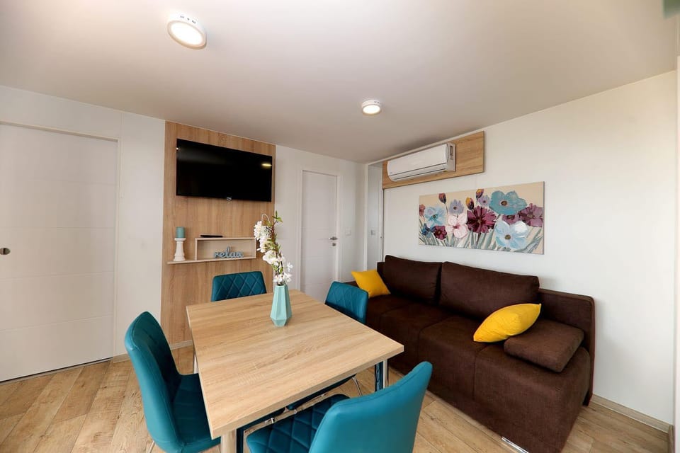 TV and multimedia, Living room, Seating area, Dining area, air conditioner