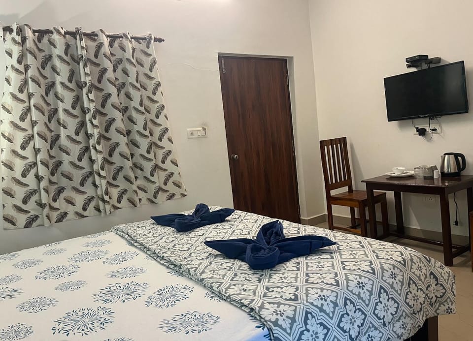 Bed, TV and multimedia, Kitchen or kitchenette, Bedroom