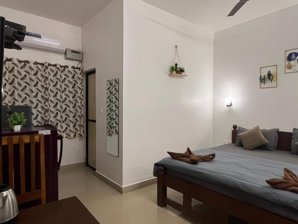 Bed, Seating area, Bedroom, air conditioner