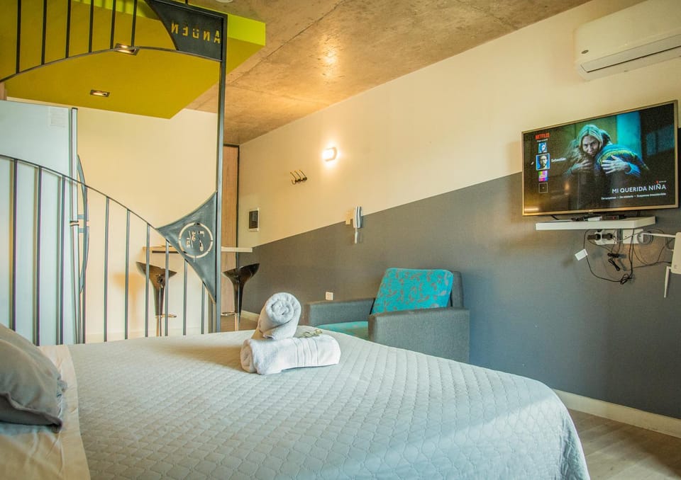 Bed, TV and multimedia, Photo of the whole room, Bedroom, towels, air conditioner