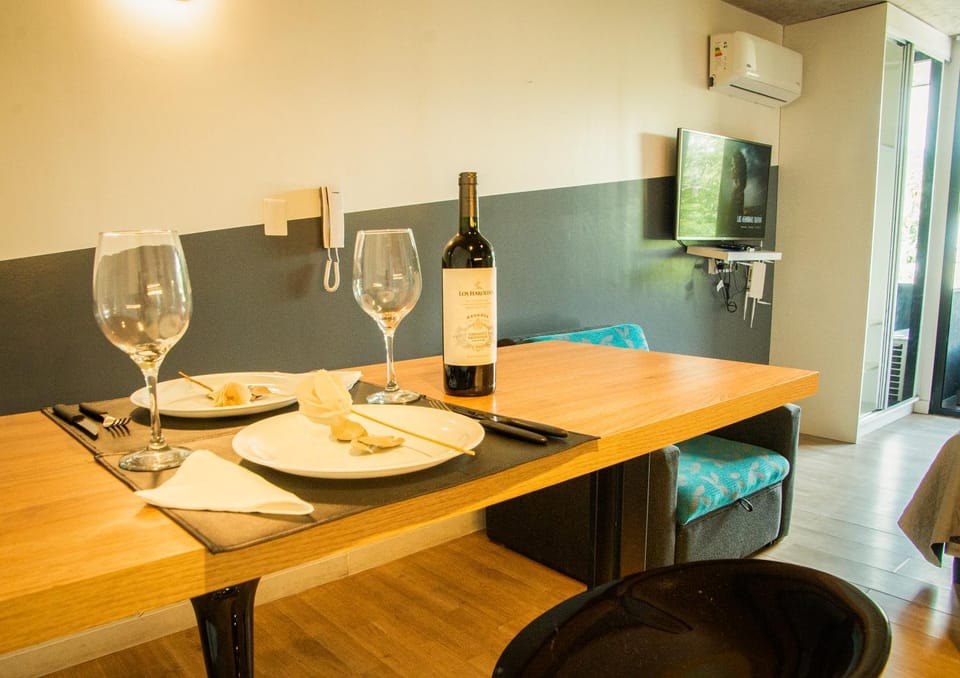 TV and multimedia, Kitchen or kitchenette, Dining area, Food, Drinks, Alcoholic drinks, air conditioner