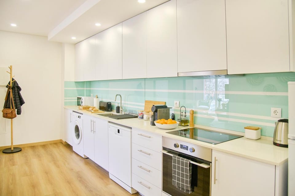 Coffee/tea facilities, Kitchen or kitchenette, dishwasher, oven, stove, toaster, washing machine