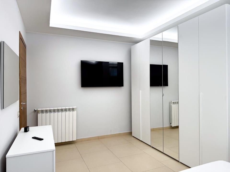 Bedroom, locker