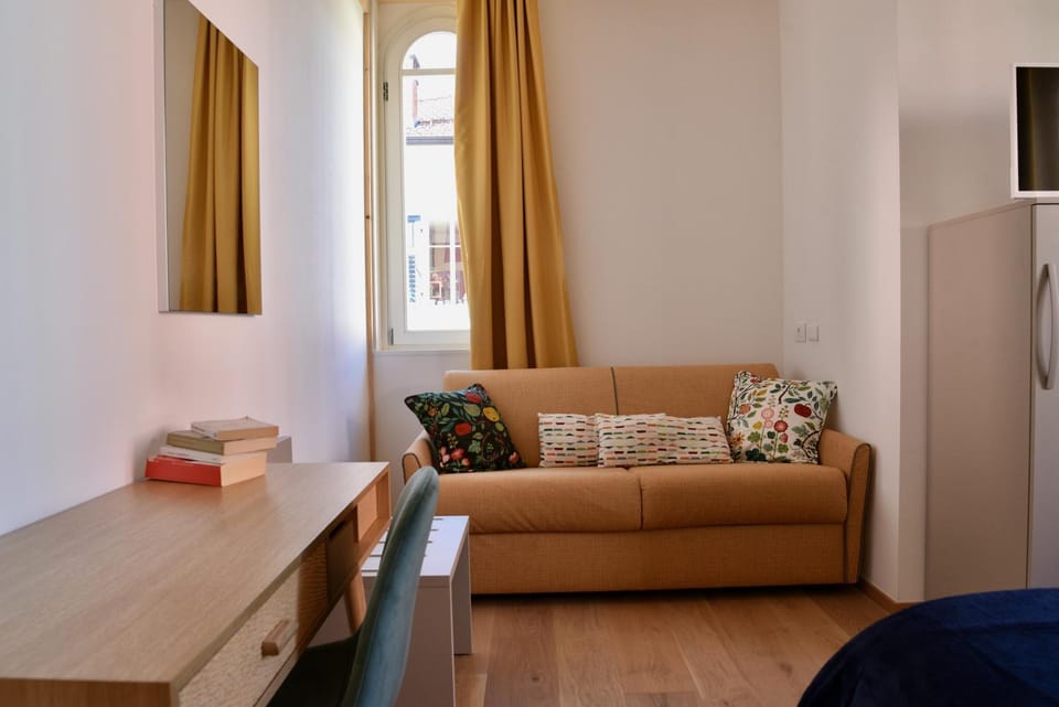 Photo of the whole room, Seating area