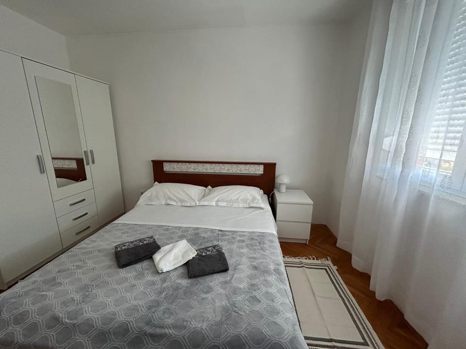 Bed, Bedroom, towels, wardrobe