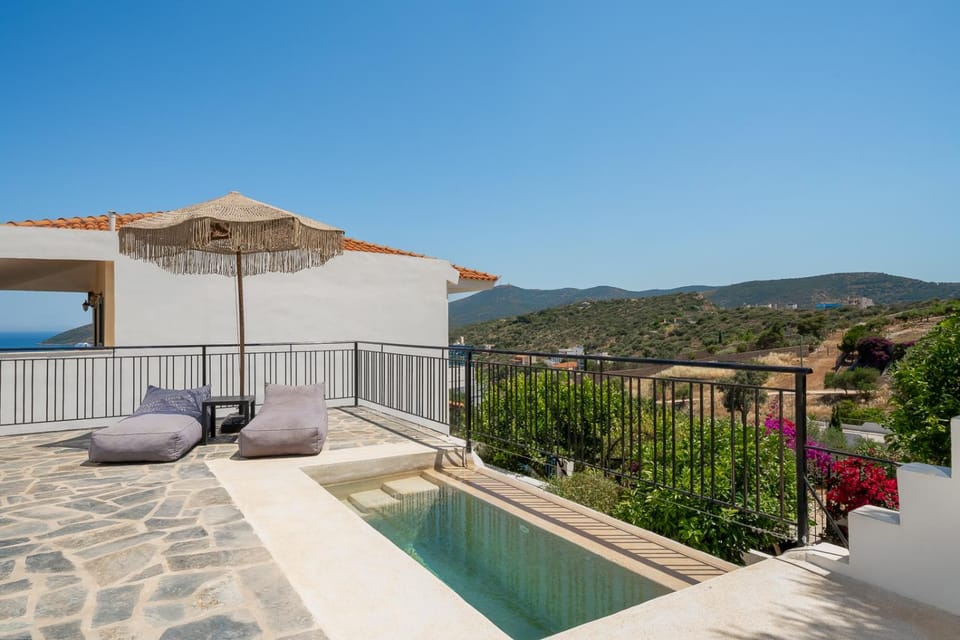 Elysian Sunrise Retreat with pool House in East Attica Regional Unit, Greece