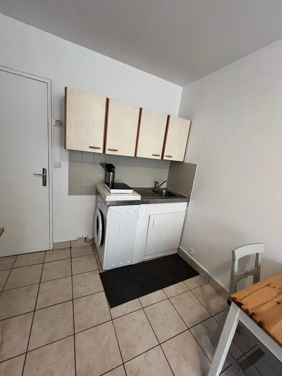 Kitchen or kitchenette, washing machine