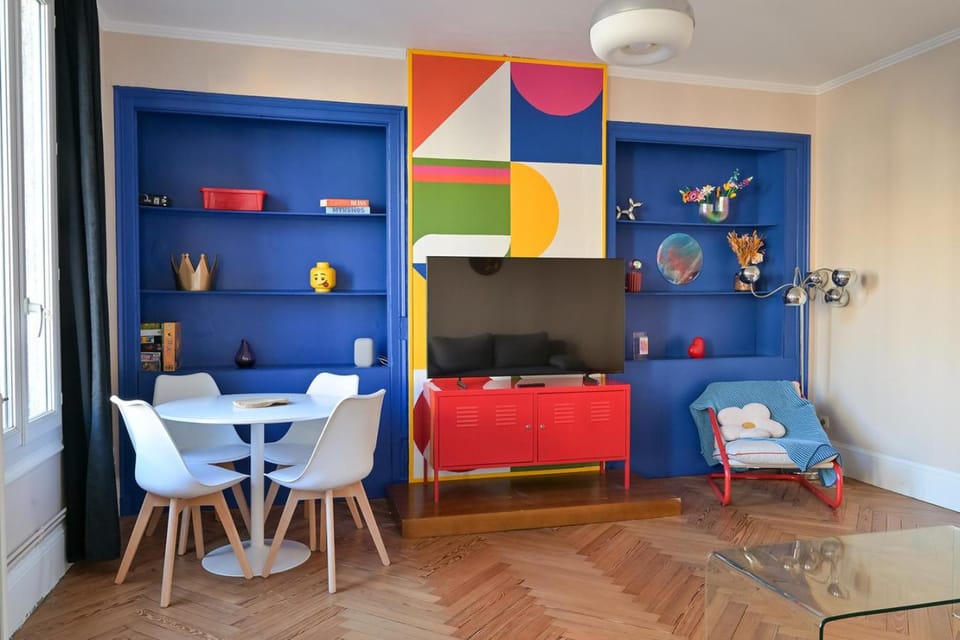 TV and multimedia, Living room, Seating area, Dining area