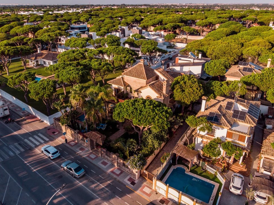 Property building, Bird's eye view, Street view, Location