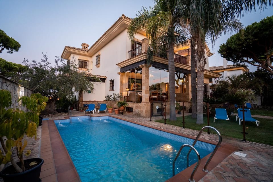Property building, Garden, Garden view, Pool view, Swimming pool, sunbed