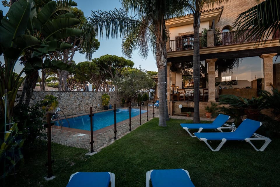 Property building, Garden, Garden view, Pool view, Swimming pool, sunbed