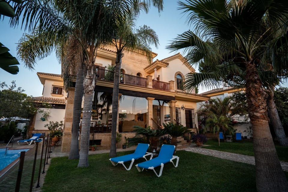 Property building, Garden, Garden view, Pool view, Swimming pool, sunbed