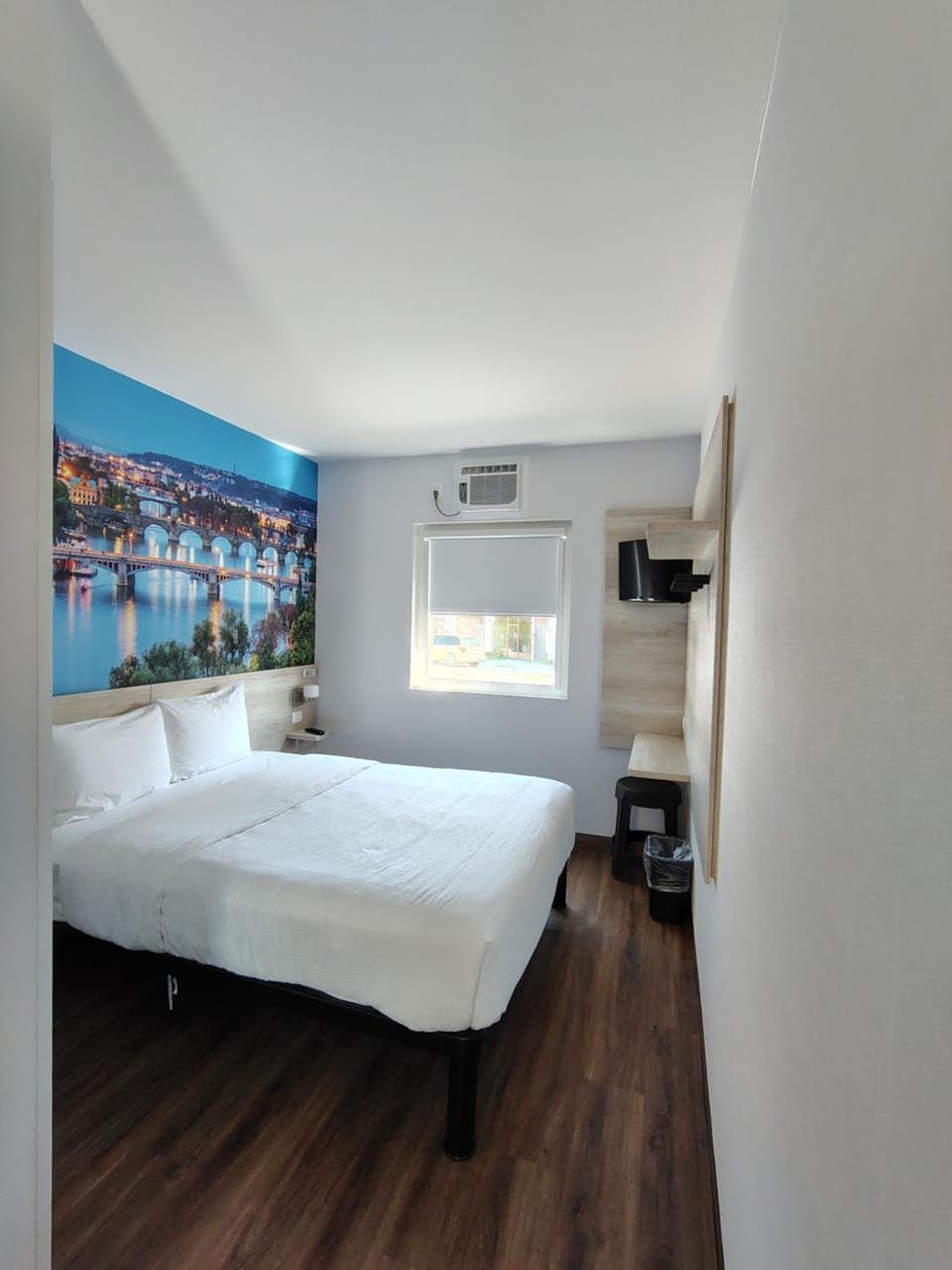Bed, TV and multimedia, Photo of the whole room, air conditioner