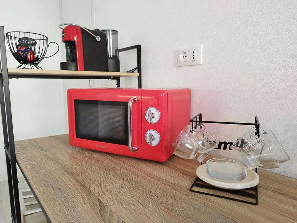 Coffee/tea facilities, Kitchen or kitchenette, stove