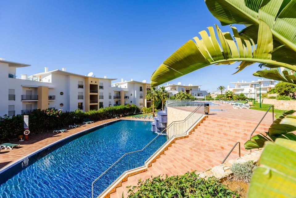 Property building, Spring, Day, Garden, Garden view, Pool view, Swimming pool, Swimming pool, sunbed