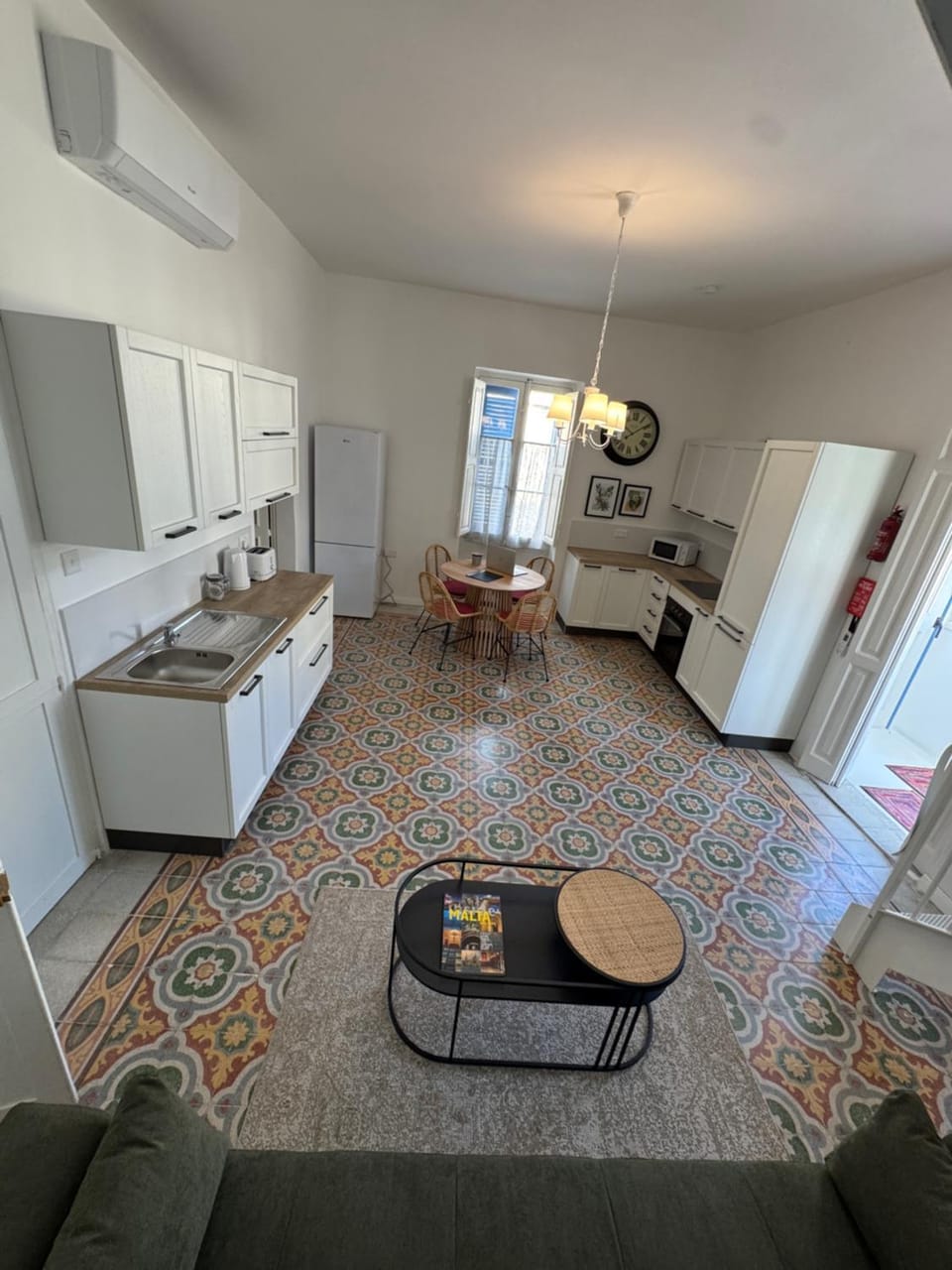 Kitchen or kitchenette, Living room, Seating area, Dining area, oven, stove