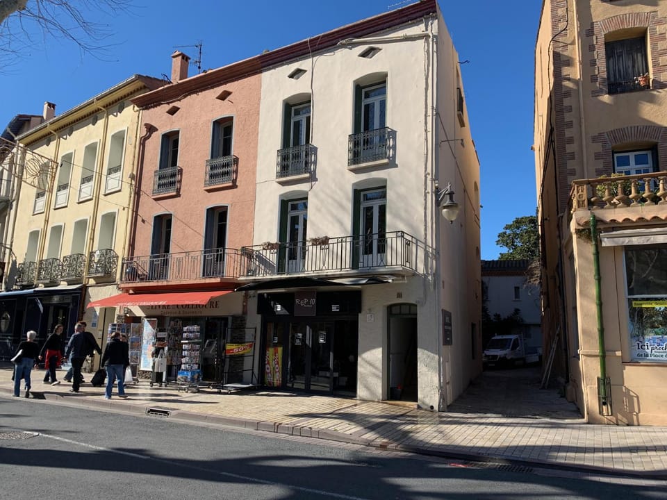Property building, Facade/entrance, City view