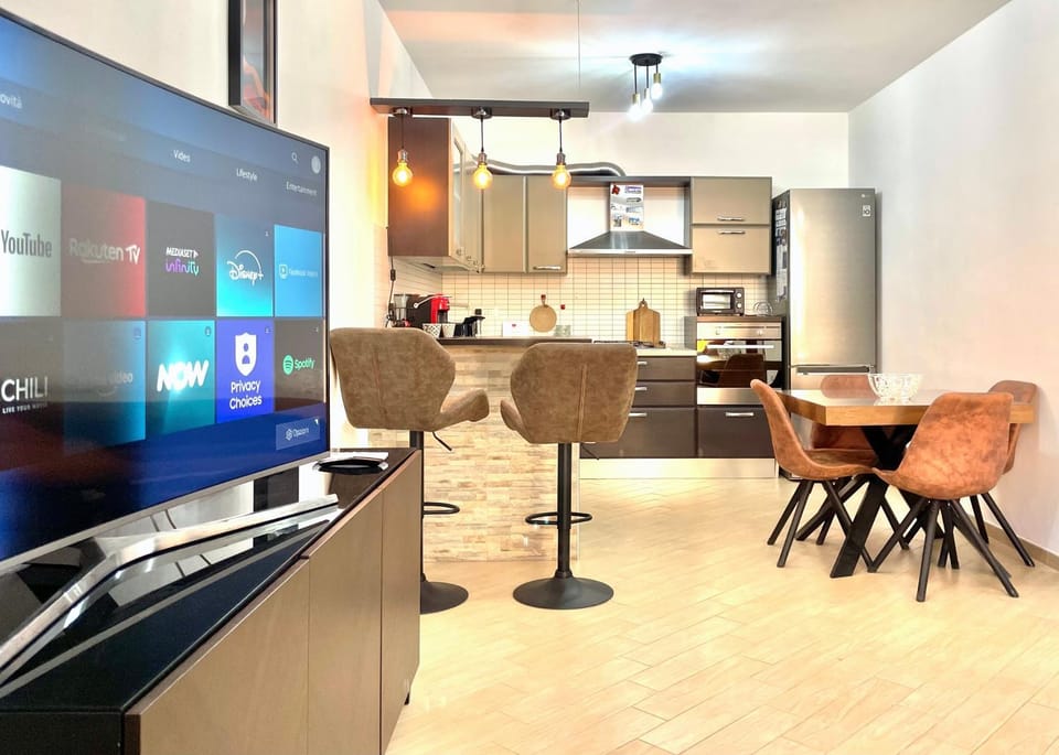 TV and multimedia, Kitchen or kitchenette, Living room, Dining area, oven, stove