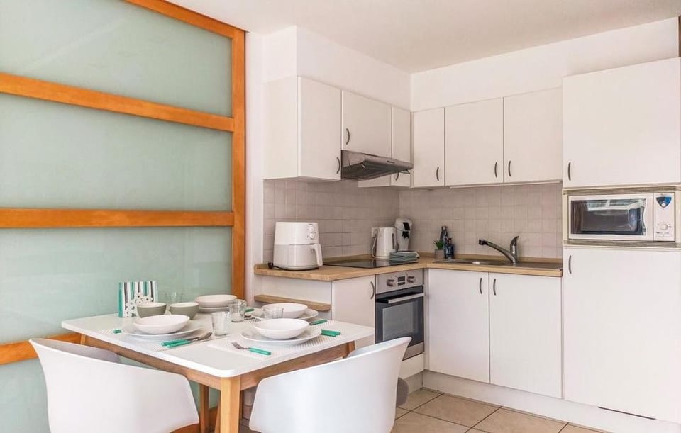 Coffee/tea facilities, Kitchen or kitchenette, Dining area, oven, stove