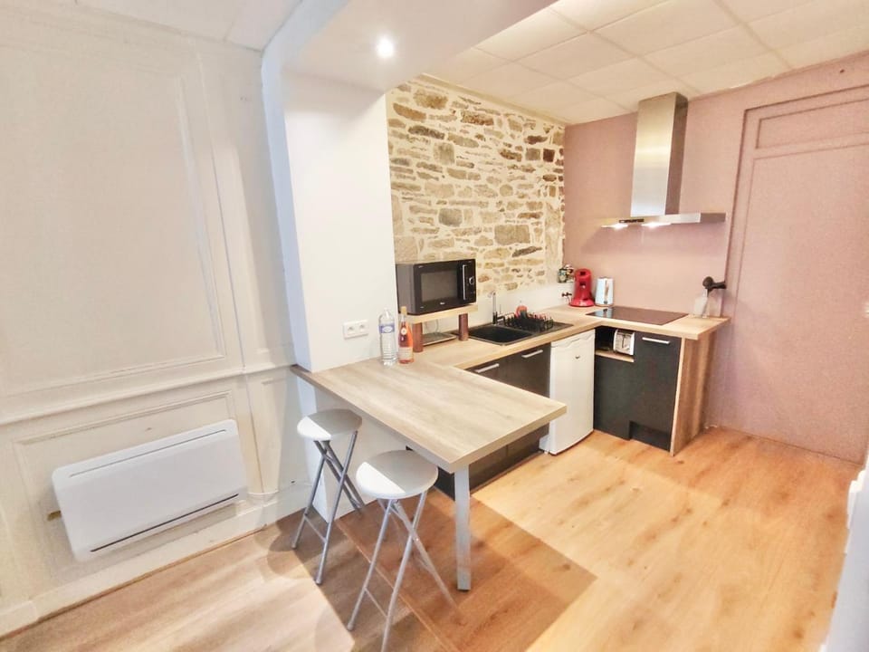 Coffee/tea facilities, Dining area, microwave, stove, kitchen