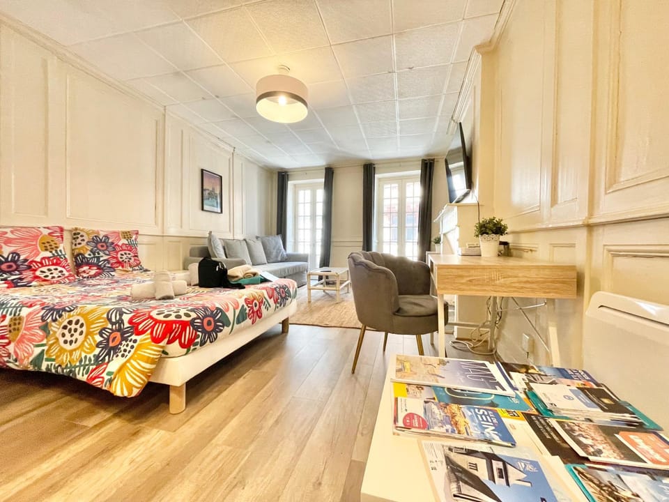 Bed, TV and multimedia, Living room, Photo of the whole room, Seating area, Bedroom