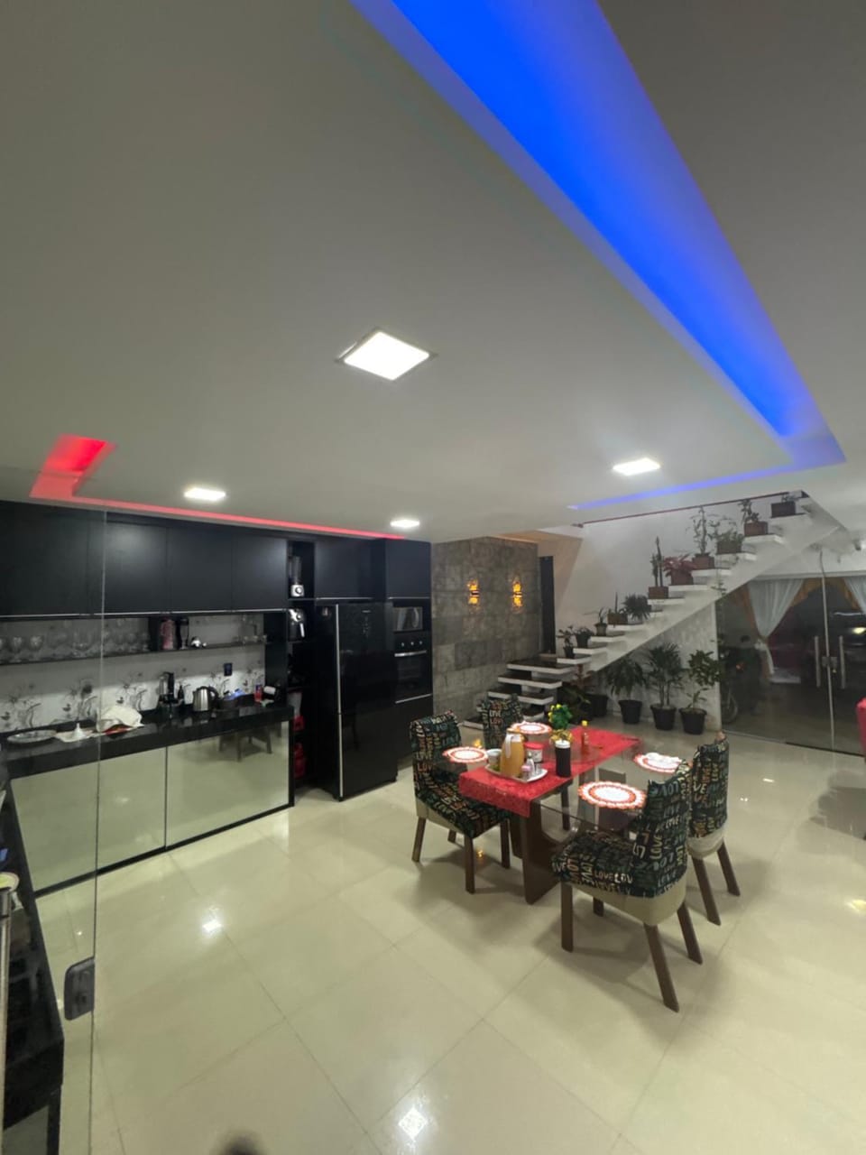 Kitchen or kitchenette, Dining area