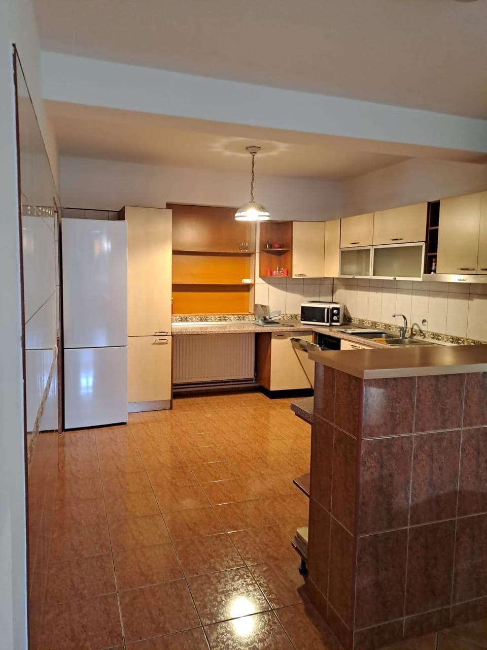 Kitchen or kitchenette, dishwasher, oven