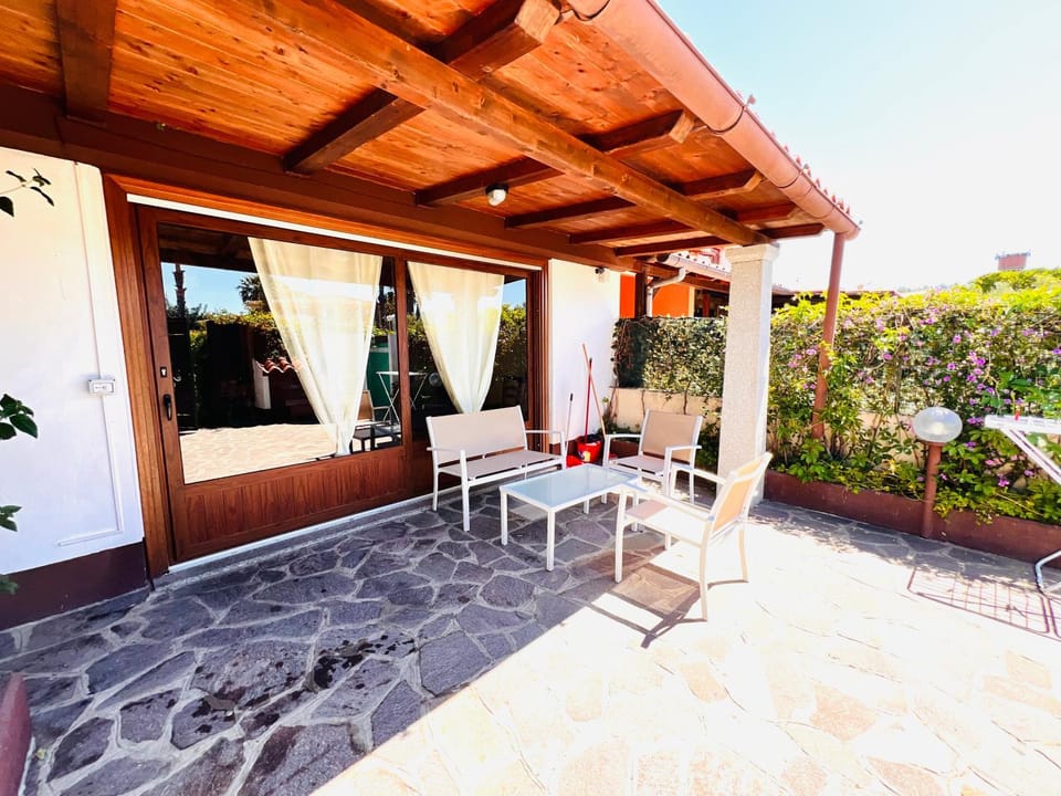 Property building, Patio, Balcony/Terrace