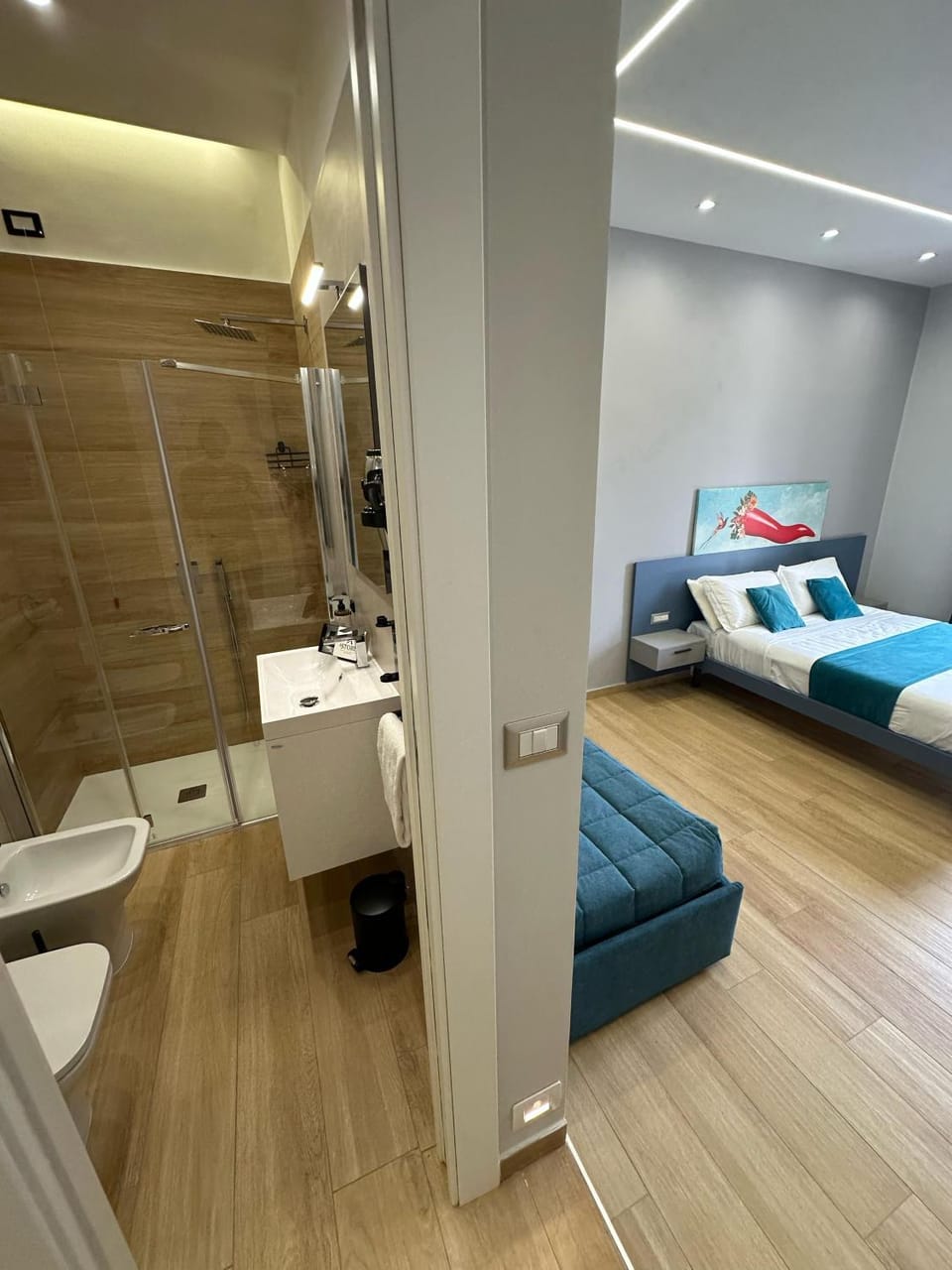Toilet, Bed, Bathroom, towels