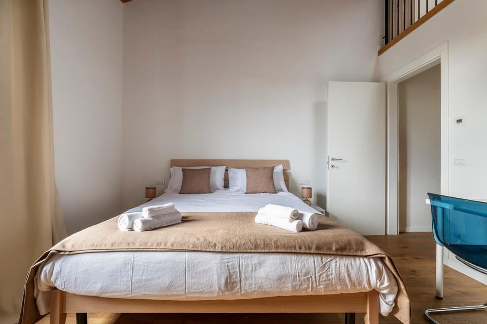 Bed, Photo of the whole room, Bedroom, towels