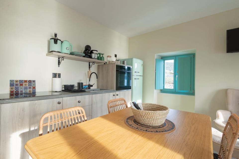 Kitchen or kitchenette, Seating area