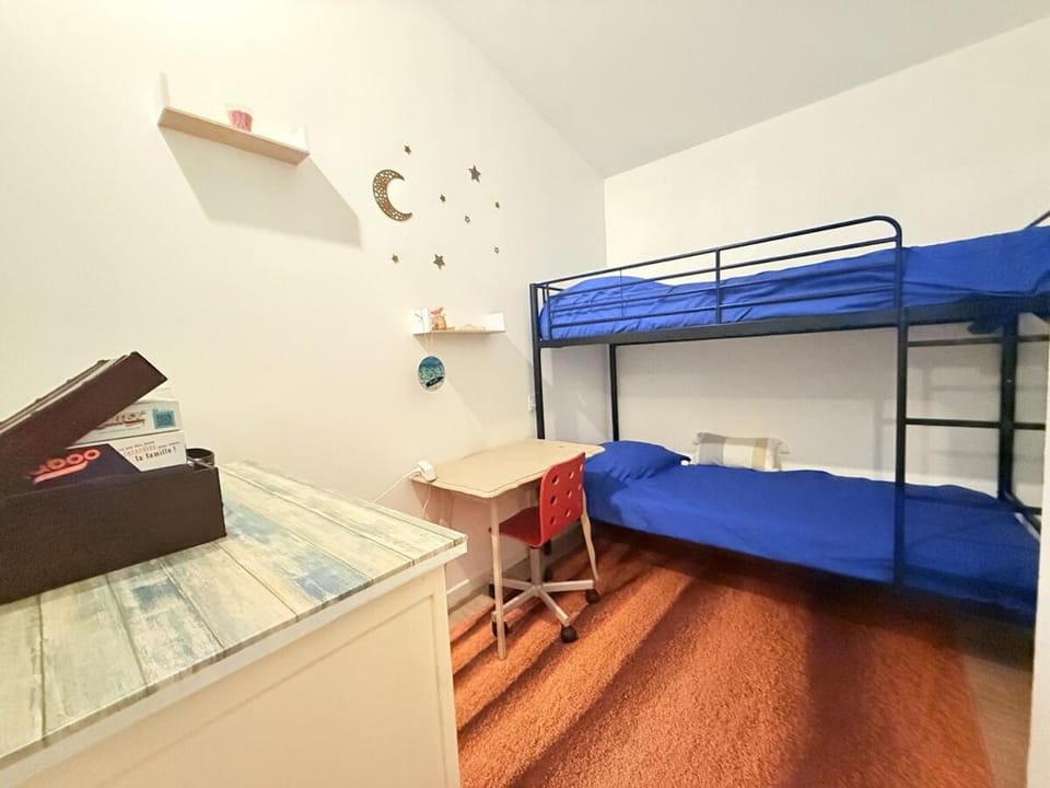 Bedroom, bunk bed