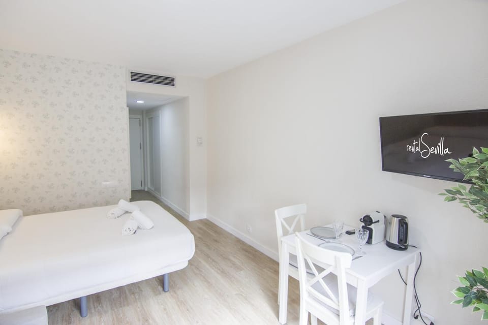 Bed, TV and multimedia, Coffee/tea facilities, Photo of the whole room, Dining area, Bedroom