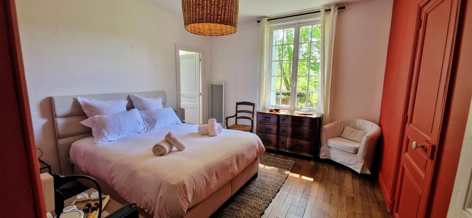 Bed, Living room, Photo of the whole room, Seating area, Bedroom