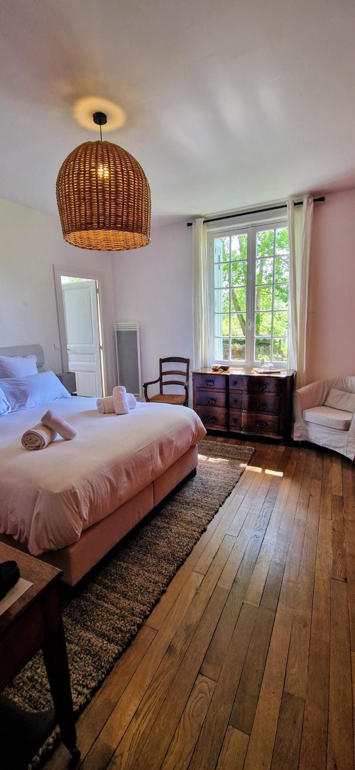 Bed, Living room, Photo of the whole room, Seating area, Bedroom, towels