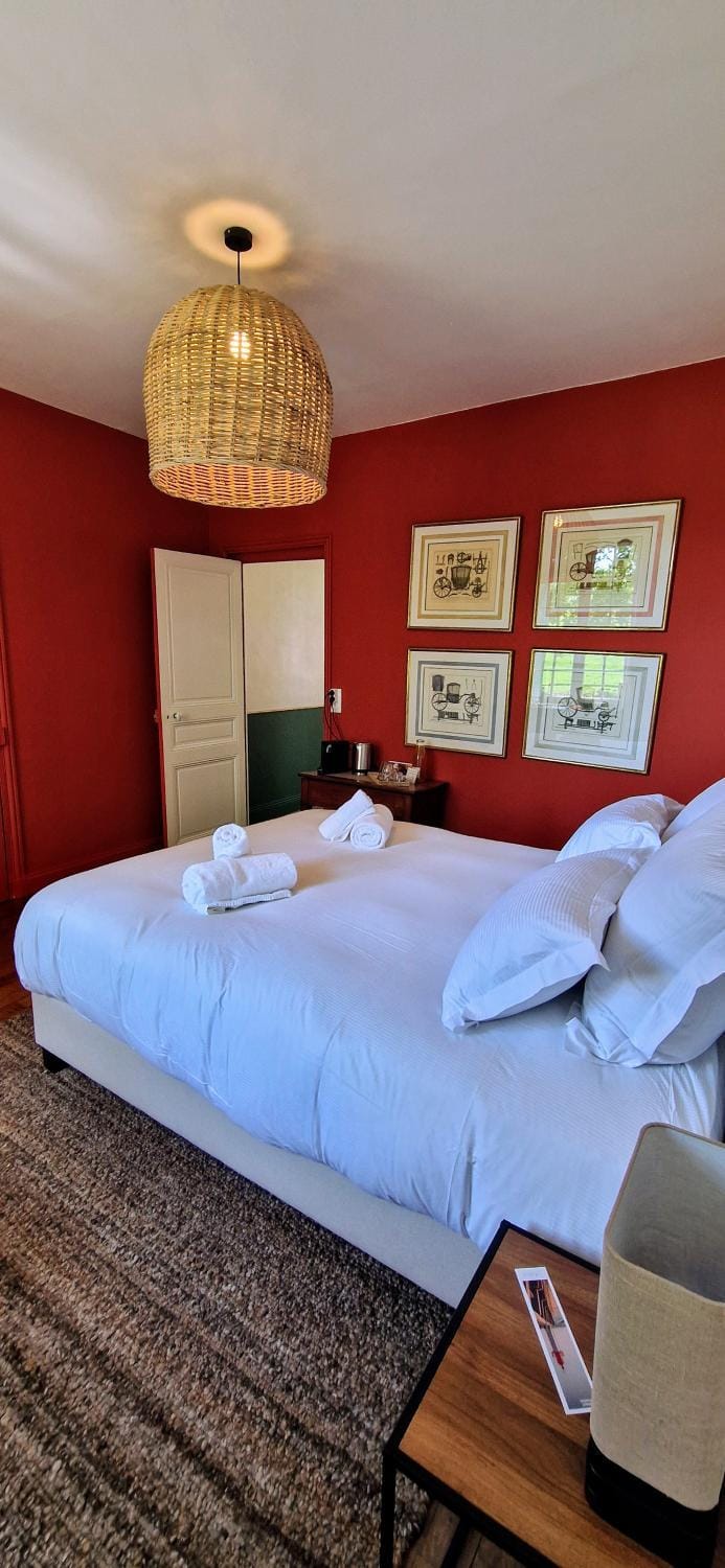 Bed, TV and multimedia, Living room, Photo of the whole room, Seating area, Bedroom