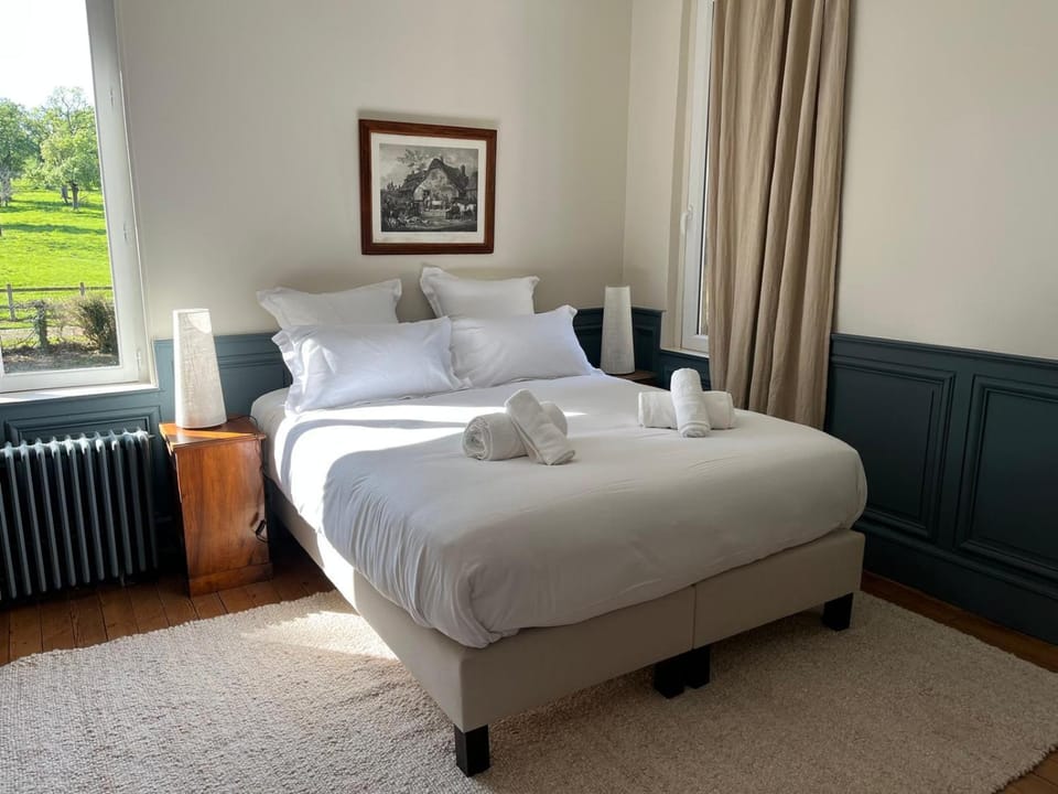 Bed, Photo of the whole room, Bedroom, internet, towels