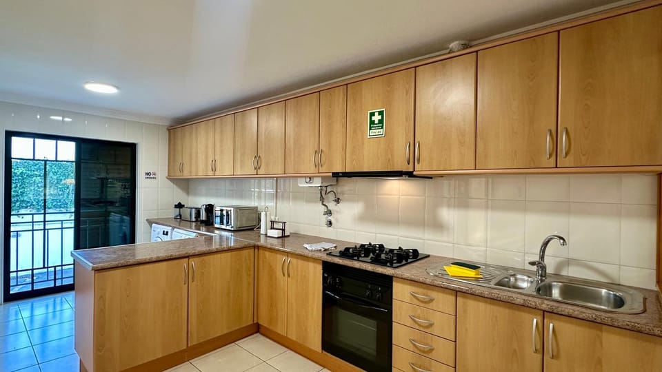 Coffee/tea facilities, Kitchen or kitchenette, stove, toaster