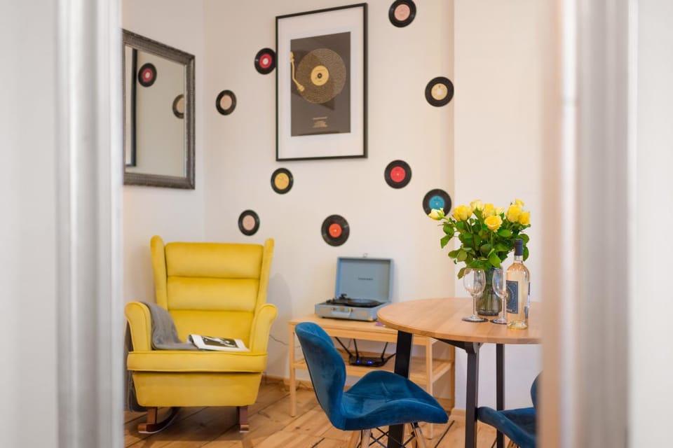 Photo of the whole room, Decorative detail, Seating area