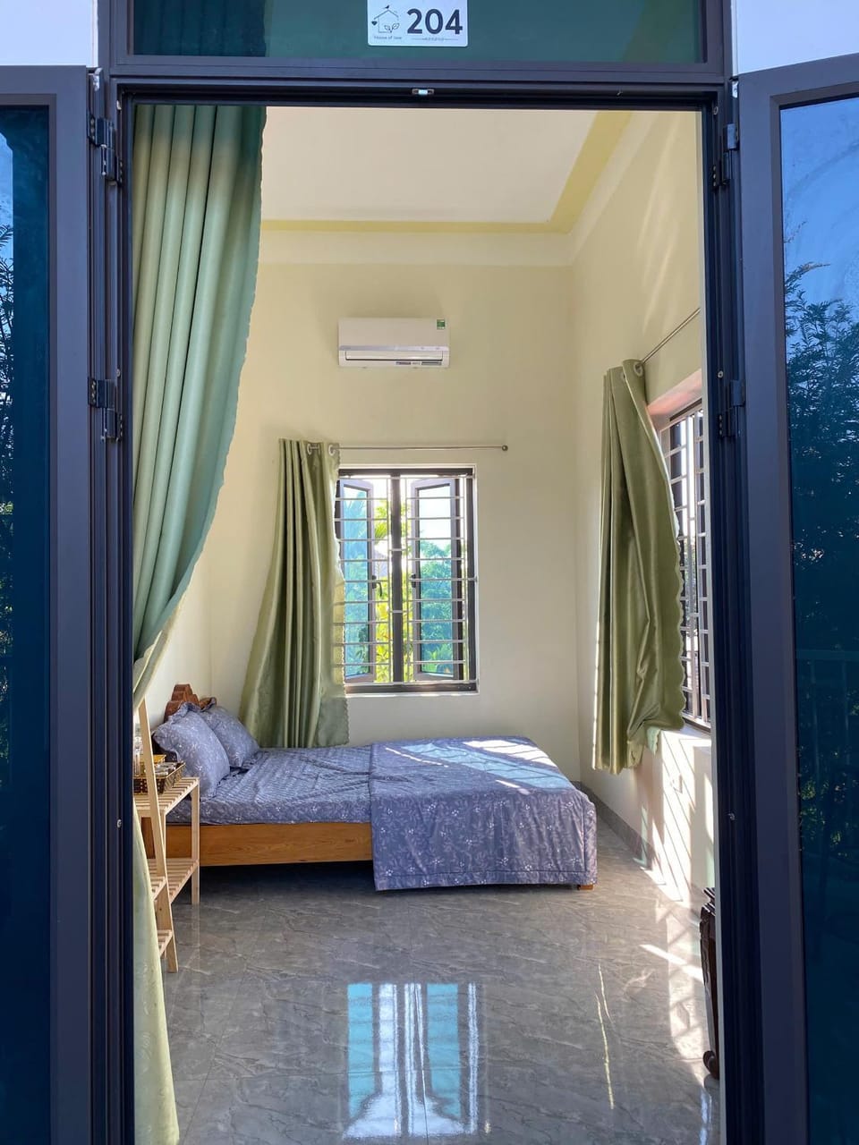Photo of the whole room, air conditioner