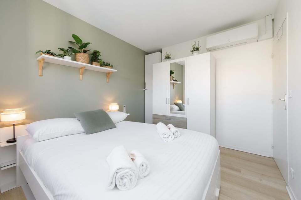 Photo of the whole room, Bedroom